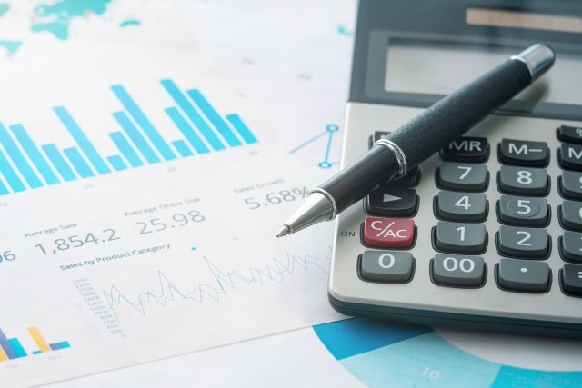 Accounting table with pen and calculator