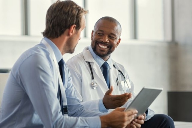 Specialist doctors discussing case